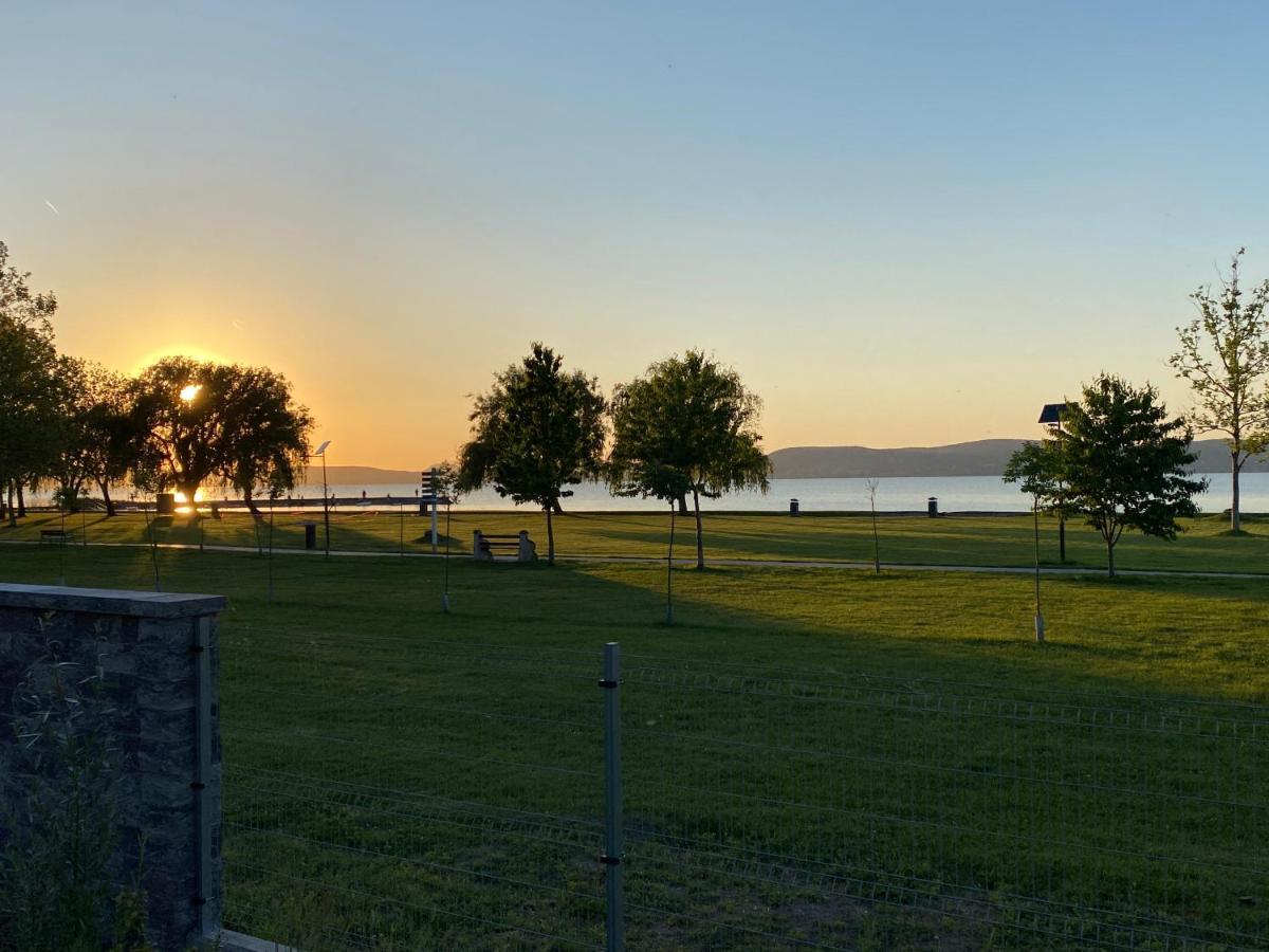 Bonnie-Premium Lelle Waterfront Private Apartment Balatonlelle Luaran gambar